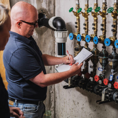Opbouwwerker bij elektriciteitsmeters.