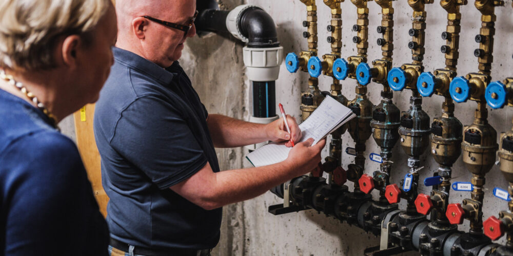 Opbouwwerker bij elektriciteitsmeters.