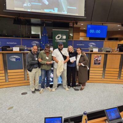 Opbouwwerker Mohamed en inwoners van Peterbos in het Europees parlement.